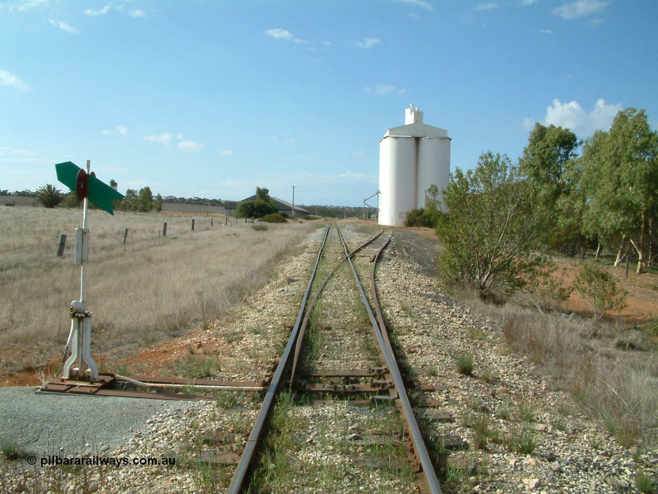 030409 150340
Ungarra, yard overview looking north from the south end, horizontal grain bunker on the left, with goods and grain siding on the right with the concrete silo complex.
