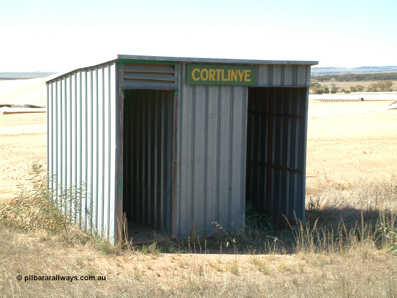 030411 105041
Kimba Grain Bunker site with the Cortlinye shelter placed beside the line for crews to occupy.
