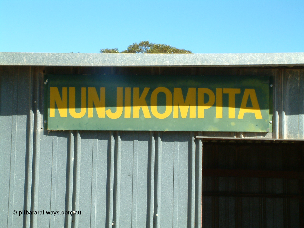 030411 141355
Nunjikompita, aboriginal word for 'burnt hair', station sign attached to shelter shed.
