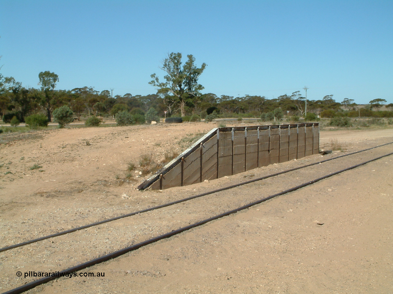 030411 154310
Wirrulla, loading ramp located on the grain loop, south end.
