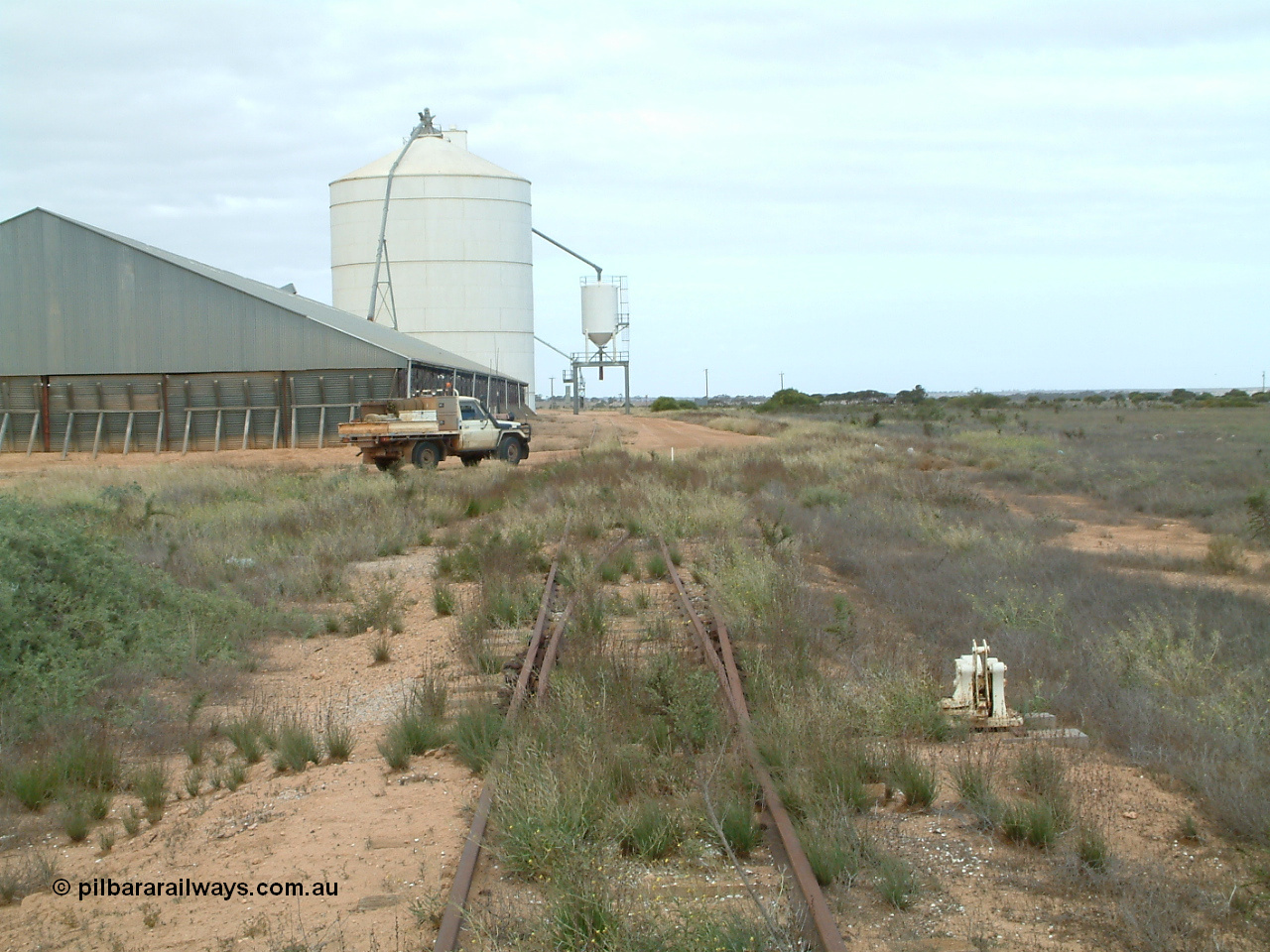 030414 153405
Penong, looking east from the end of line along the grain loop, 'mainline' peels off to the right, horizontal bunker block 3 on the left with an Ascom silo complex block 1 behind that.
