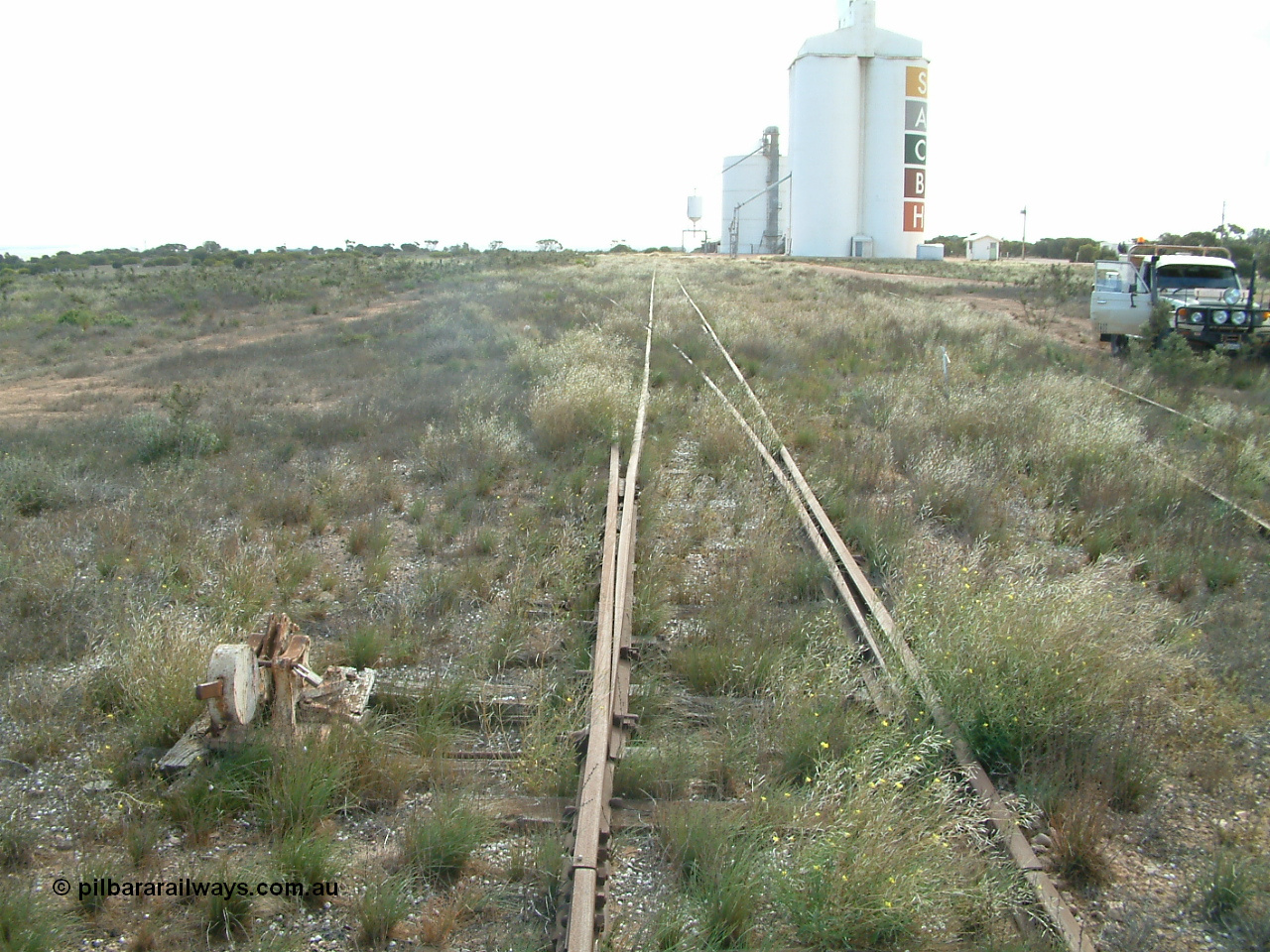 030414 154516
Penong , goods loop off to the left, grain loop on the right in the grass. Concrete silo block 2 with newer Ascom style complex behind that as Block 1.
