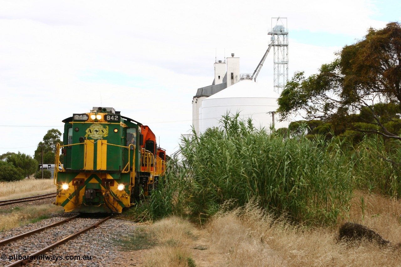 060108 2044
Lock, grain train being loaded by former SAR 830 class unit 842, built by AE Goodwin ALCo model DL531 serial 84140 in 1962, originally on broad gauge, transferred to Eyre Peninsula in October 1987 and, 1204 and sister 851.
Keywords: 830-class;842;AE-Goodwin;ALCo;DL531;84140;