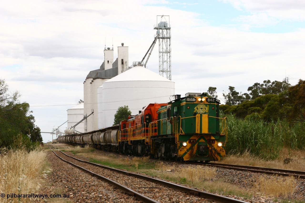 060108 2046
Lock, grain train being loaded by former SAR 830 class unit 842, built by AE Goodwin ALCo model DL531 serial 84140 in 1962, originally on broad gauge, transferred to Eyre Peninsula in October 1987 and, 1204 and sister 851.
Keywords: 830-class;842;AE-Goodwin;ALCo;DL531;84140;
