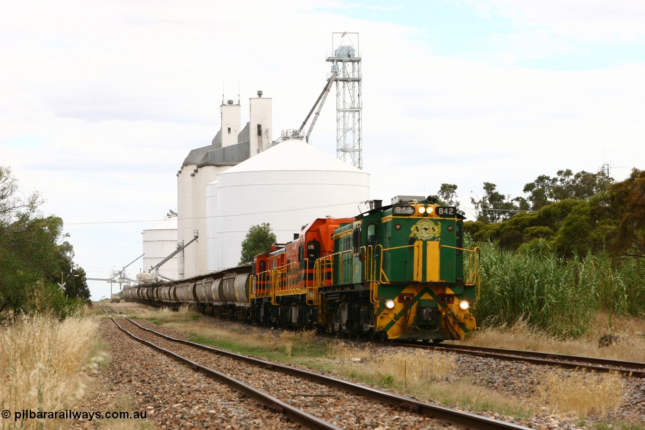 060108 2047
Lock, grain train being loaded by former SAR 830 class unit 842, built by AE Goodwin ALCo model DL531 serial 84140 in 1962, originally on broad gauge, transferred to Eyre Peninsula in October 1987 and, 1204 and sister 851.
Keywords: 830-class;842;AE-Goodwin;ALCo;DL531;84140;
