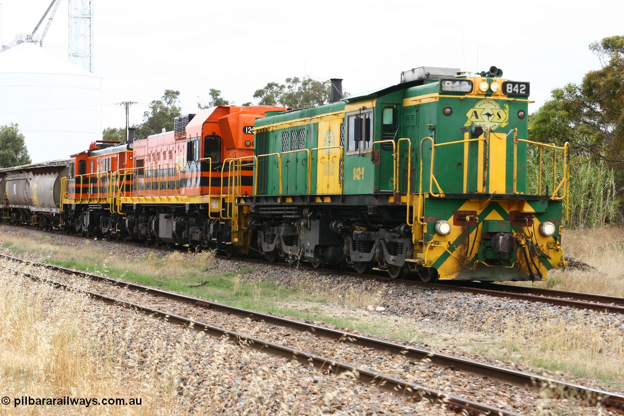 060108 2049
Lock, grain train being loaded by former SAR 830 class unit 842, built by AE Goodwin ALCo model DL531 serial 84140 in 1962, originally on broad gauge, transferred to Eyre Peninsula in October 1987 and, 1204 and sister 851.
Keywords: 830-class;842;AE-Goodwin;ALCo;DL531;84140;