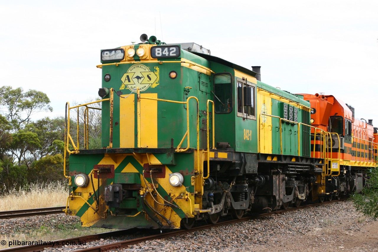 060108 2054
Lock, grain train being loaded by former SAR 830 class unit 842, built by AE Goodwin ALCo model DL531 serial 84140 in 1962, originally on broad gauge, transferred to Eyre Peninsula in October 1987 and, 1204 and sister 851.
Keywords: 830-class;842;AE-Goodwin;ALCo;DL531;84140;