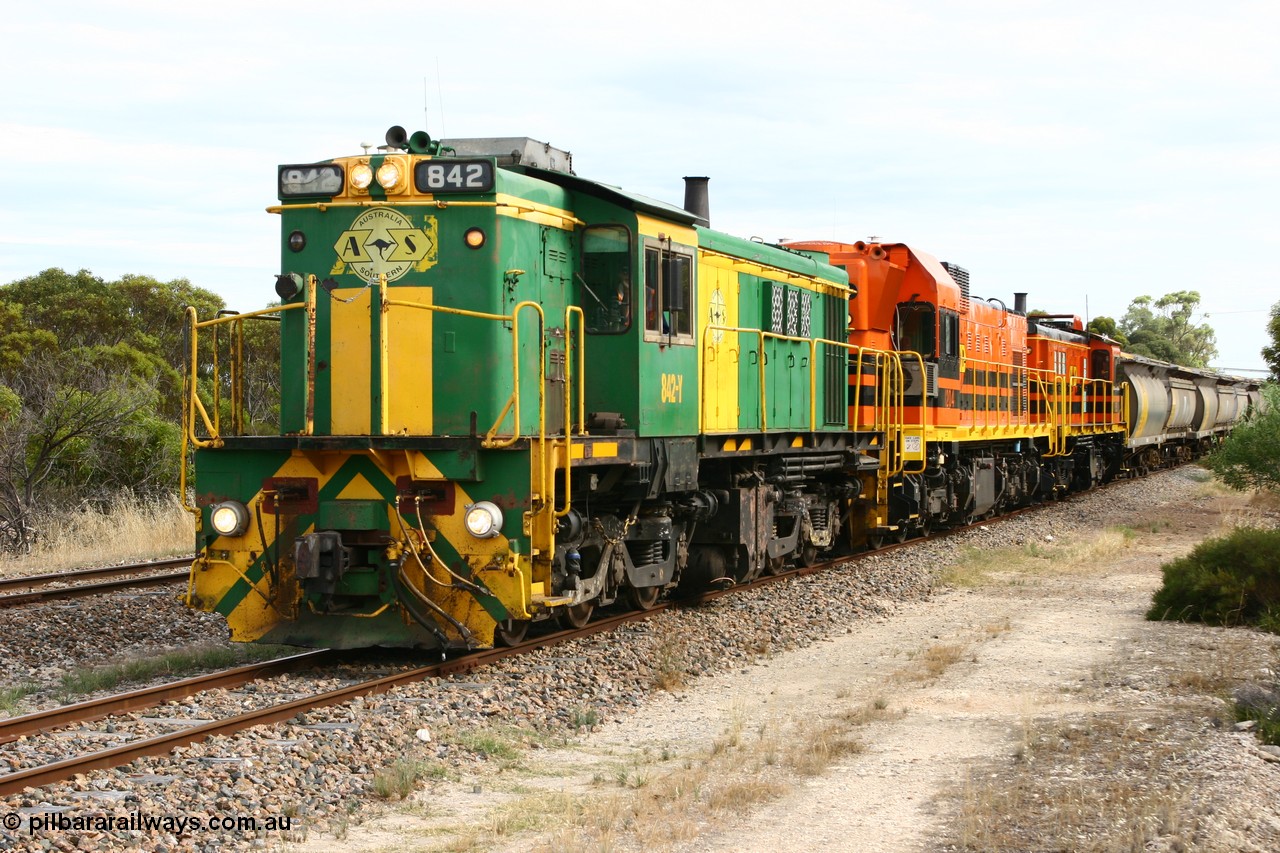 060108 2059
Lock, grain train being loaded by former SAR 830 class unit 842, built by AE Goodwin ALCo model DL531 serial 84140 in 1962, originally on broad gauge, transferred to Eyre Peninsula in October 1987 and, 1204 and sister 851.
Keywords: 830-class;842;AE-Goodwin;ALCo;DL531;84140;