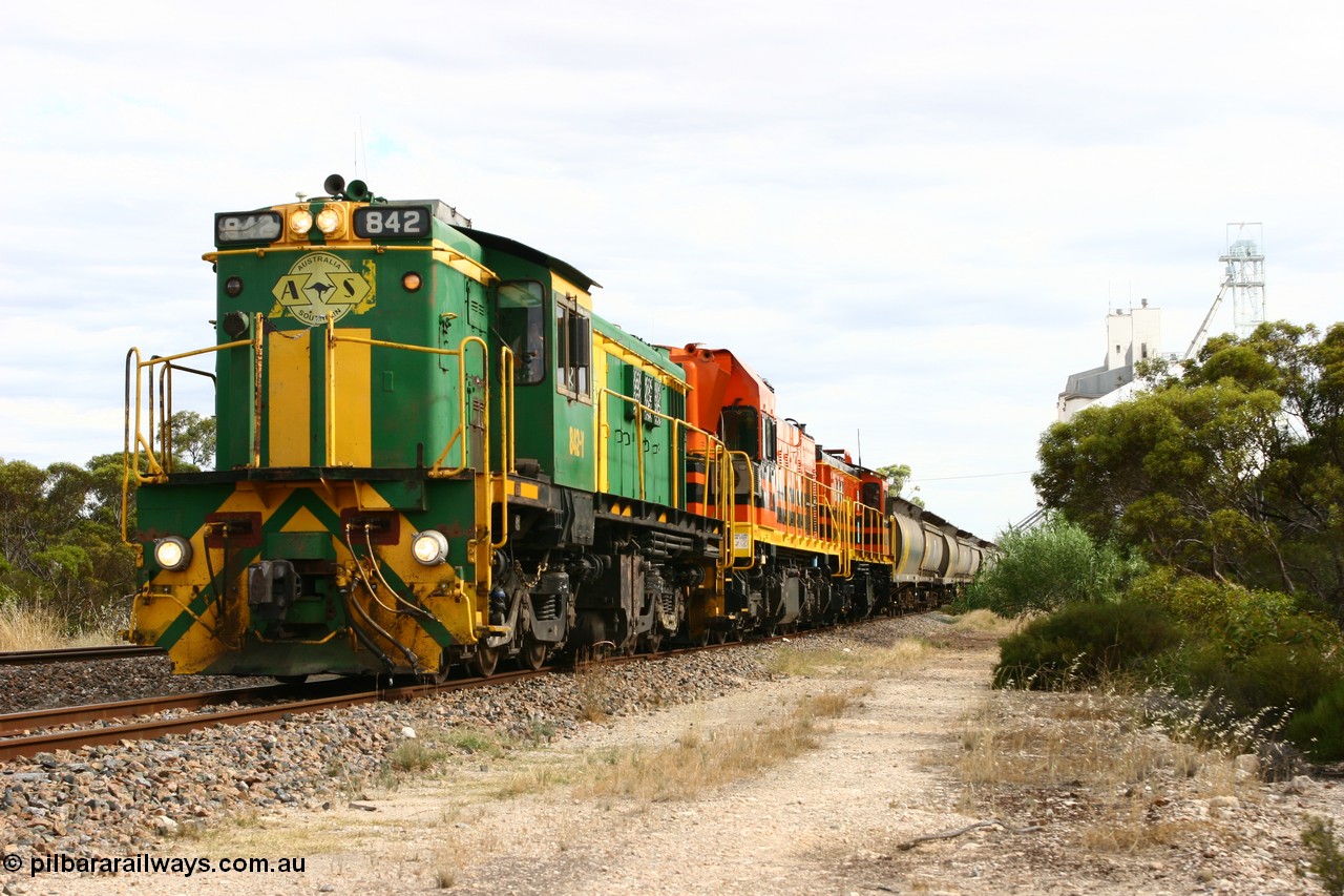 060108 2062
Lock, grain train being loaded by former SAR 830 class unit 842, built by AE Goodwin ALCo model DL531 serial 84140 in 1962, originally on broad gauge, transferred to Eyre Peninsula in October 1987 and, 1204 and sister 851.
Keywords: 830-class;842;AE-Goodwin;ALCo;DL531;84140;