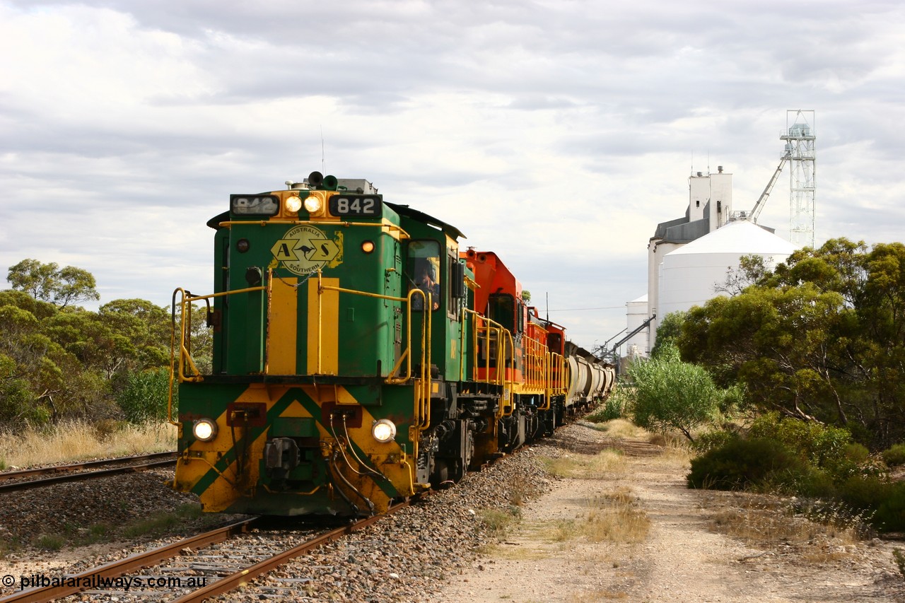 060108 2068
Lock, grain train being loaded by former SAR 830 class unit 842, built by AE Goodwin ALCo model DL531 serial 84140 in 1962, originally on broad gauge, transferred to Eyre Peninsula in October 1987 and, 1204 and sister 851.
Keywords: 830-class;842;AE-Goodwin;ALCo;DL531;84140;