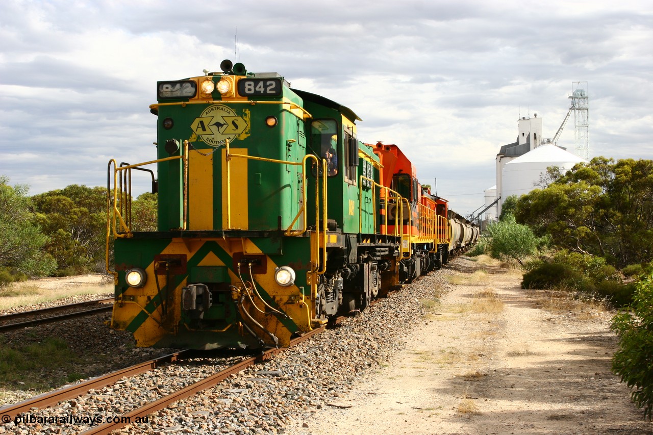 060108 2069
Lock, grain train being loaded by former SAR 830 class unit 842, built by AE Goodwin ALCo model DL531 serial 84140 in 1962, originally on broad gauge, transferred to Eyre Peninsula in October 1987 and, 1204 and sister 851.
Keywords: 830-class;842;AE-Goodwin;ALCo;DL531;84140;