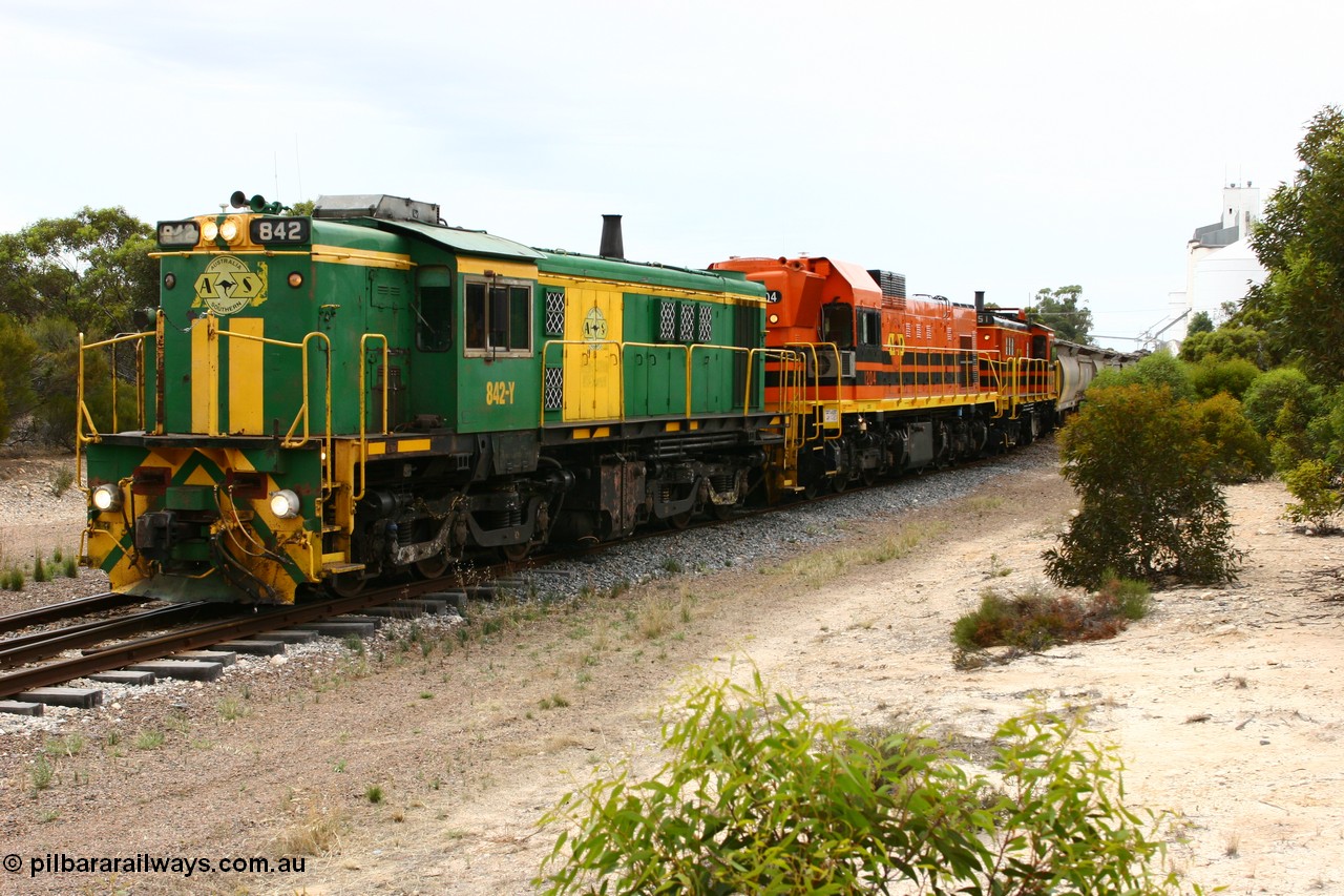 060108 2077
Lock, grain train being loaded by former SAR 830 class unit 842, built by AE Goodwin ALCo model DL531 serial 84140 in 1962, originally on broad gauge, transferred to Eyre Peninsula in October 1987 and, 1204 and sister 851.
Keywords: 830-class;842;AE-Goodwin;ALCo;DL531;84140;