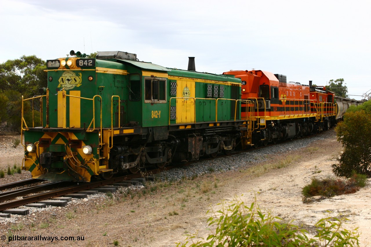 060108 2078
Lock, grain train being loaded by former SAR 830 class unit 842, built by AE Goodwin ALCo model DL531 serial 84140 in 1962, originally on broad gauge, transferred to Eyre Peninsula in October 1987 and, 1204 and sister 851.
Keywords: 830-class;842;AE-Goodwin;ALCo;DL531;84140;