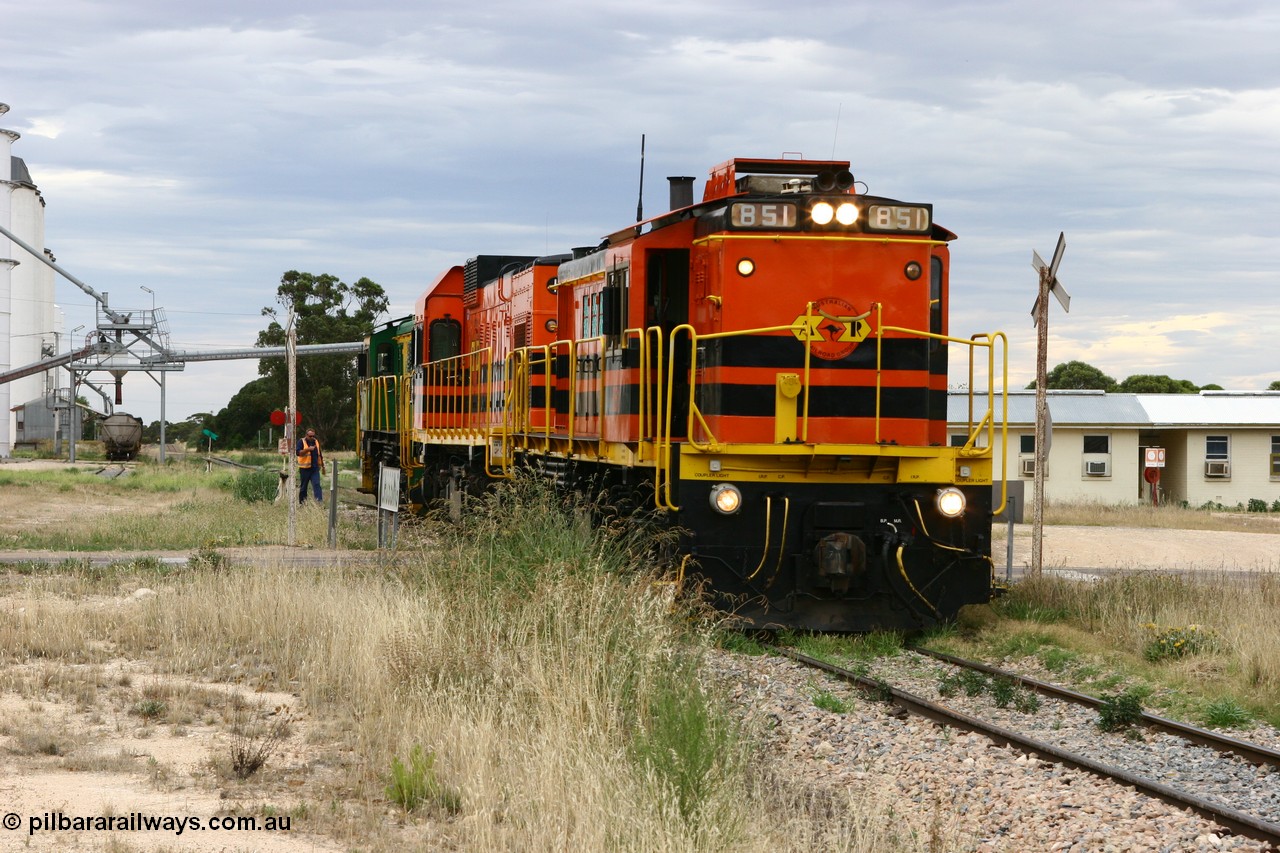 060108 2083
Lock, engines run around the consist to complete loading, 830 class unit 851 AE Goodwin built ALCo DL531 model serial 84137 repainted into Australian Railroad Group livery, 1200 class unit 1204 and 830 class 842.
Keywords: 830-class;851;AE-Goodwin;ALCo;DL531;84137;