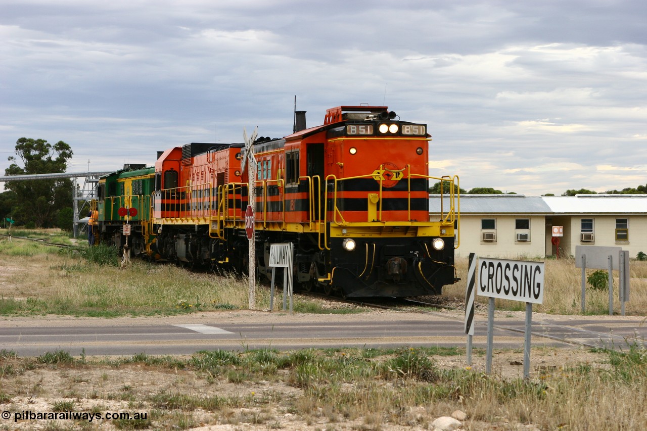 060108 2084
Lock, engines run around the consist to complete loading, 830 class unit 851 AE Goodwin built ALCo DL531 model serial 84137 repainted into Australian Railroad Group livery, 1200 class unit 1204 and 830 class 842.
Keywords: 830-class;851;AE-Goodwin;ALCo;DL531;84137;