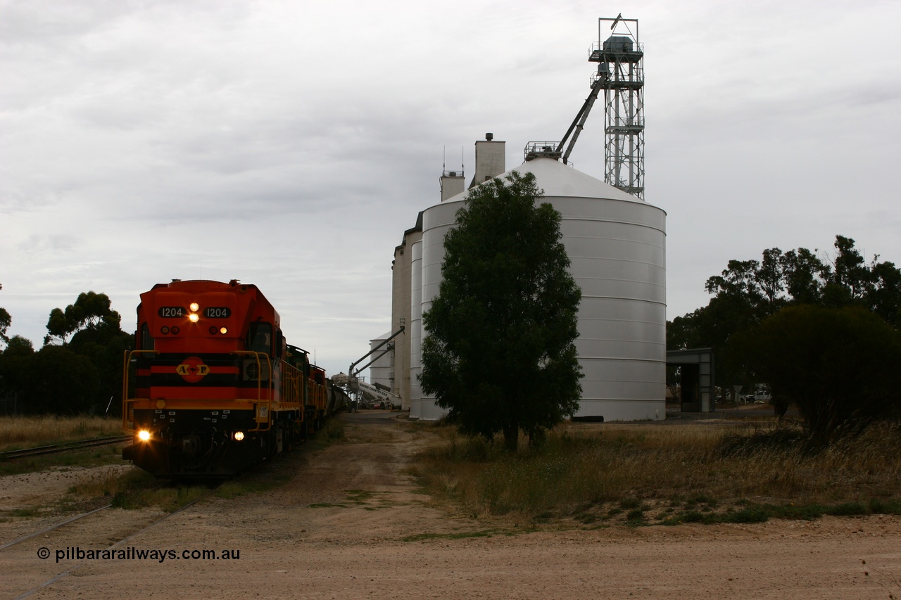 060110 2239
Lock, grain train loading underway behind ARG 1200 class unit 1204, a Clyde Engineering EMD model G12C serial 65-428, originally built for the WAGR as the final unit of fourteen A class locomotives in 1965 and sent to the Eyre Peninsula in July 2004 and two 830 class AE Goodwin built ALCo model DL531 units 842 serial 84140 ex SAR broad gauge and to Eyre Peninsula in October 1987, and 851 serial 84137 new to Eyre Peninsula in 1962. An Ascom silo complex is closest to camera. [url=https://goo.gl/maps/epTNTP7PARy]Approx. location of image[/url].
Keywords: 1200-class;1204;Clyde-Engineering-Granville-NSW;EMD;G12C;65-428;A-class;A1514;