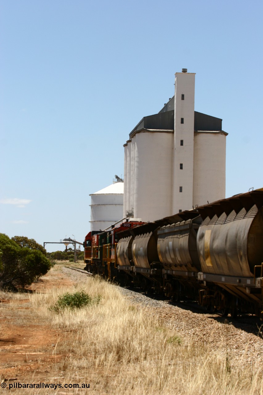 060111 2286
Murdinga, empty grain train running through the station with the grain silos and loadout spout. 11th January 2006.
