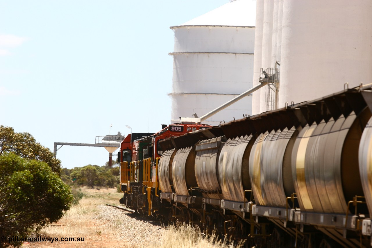 060111 2287
Murdinga, empty grain train running through the station with the grain silos and loadout spout. 11th January 2006.

