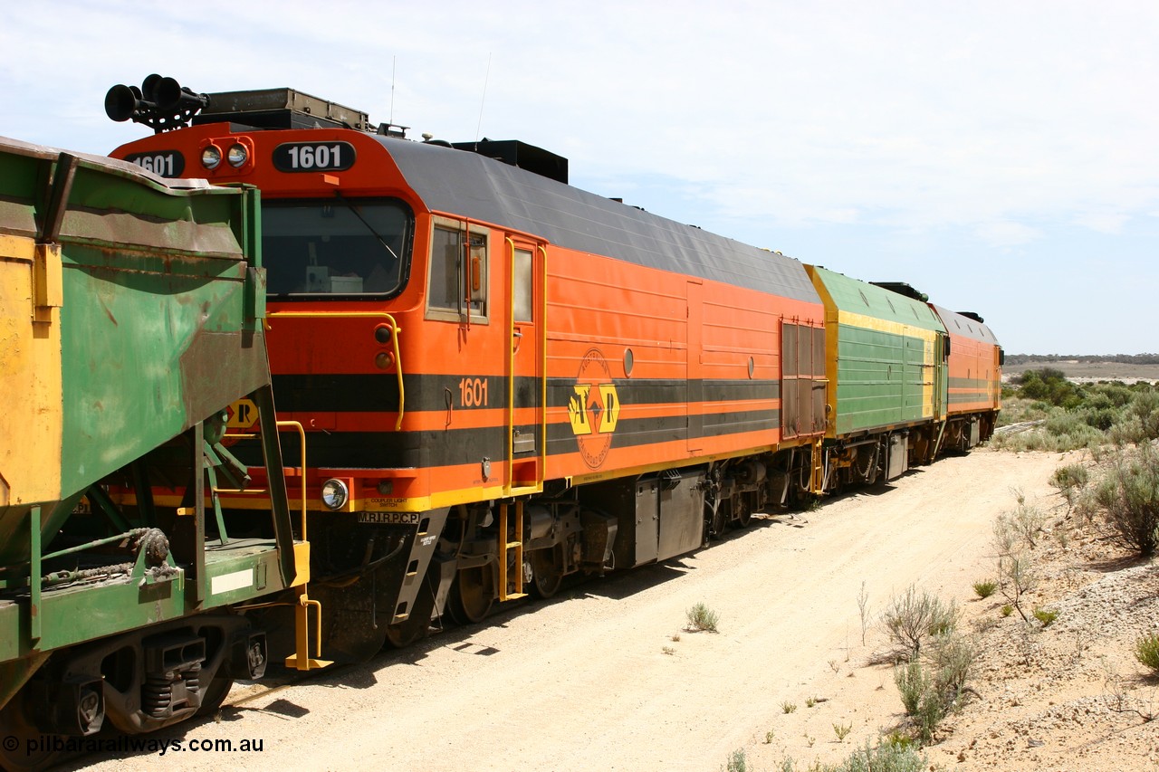 060113 2489
Kevin, the triple NJ-1600 class combination of 1604, NJ 3 and 1601 pull the empty gypsum train 6DD3 along the Penong line prior to reversing around the triangle. 13th January 2006.
Keywords: 1600-class;1601;Clyde-Engineering-Granville-NSW;EMD;JL22C;71-728;NJ-class;NJ1;