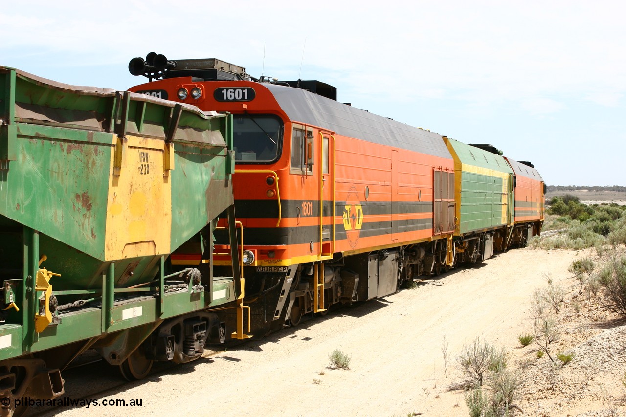 060113 2490
Kevin, the triple NJ-1600 class combination of 1604, NJ 3 and 1601 pull the empty gypsum train 6DD3 along the Penong line prior to reversing around the triangle. 13th January 2006.
Keywords: 1600-class;1601;Clyde-Engineering-Granville-NSW;EMD;JL22C;71-728;NJ-class;NJ1;