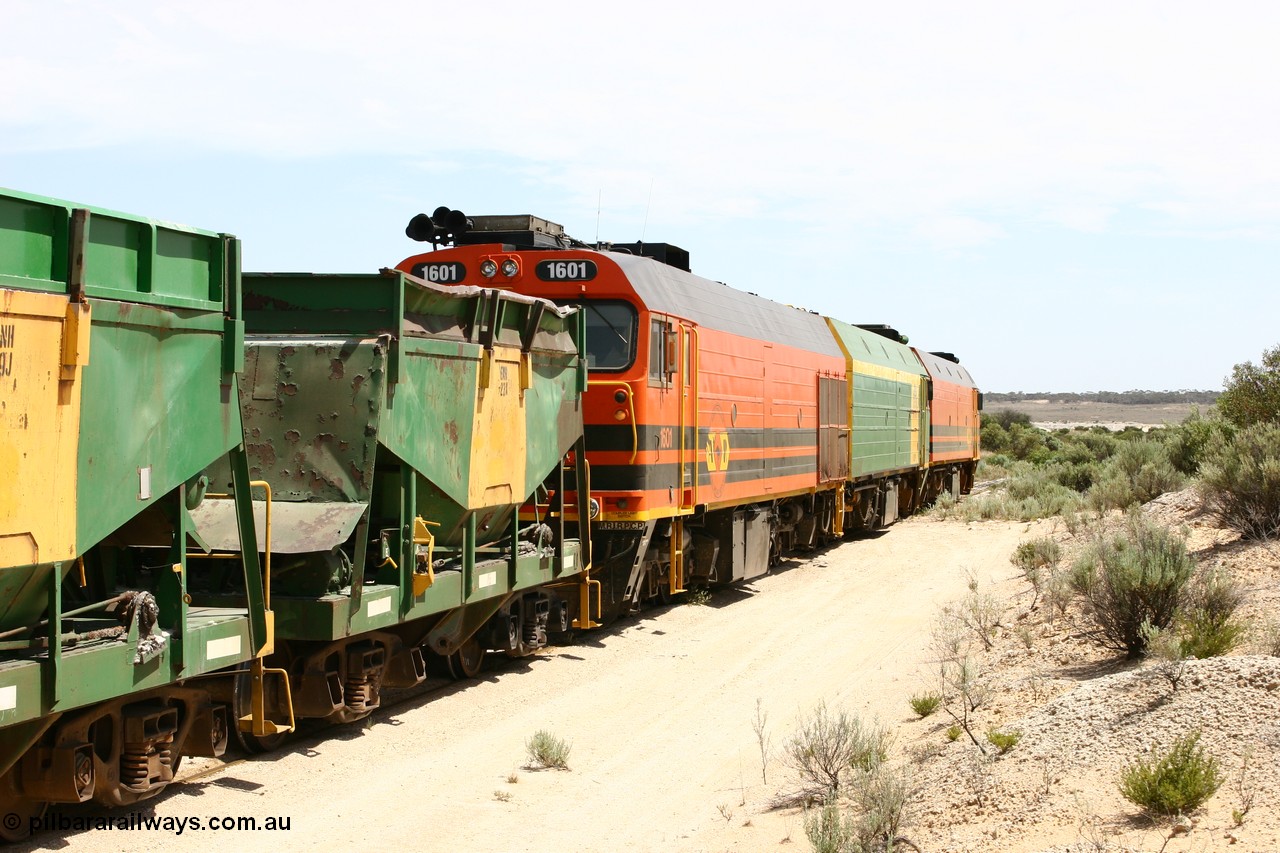 060113 2491
Kevin, the triple NJ-1600 class combination of 1604, NJ 3 and 1601 pull the empty gypsum train 6DD3 along the Penong line prior to reversing around the triangle. 13th January 2006.
Keywords: 1600-class;1601;Clyde-Engineering-Granville-NSW;EMD;JL22C;71-728;NJ-class;NJ1;