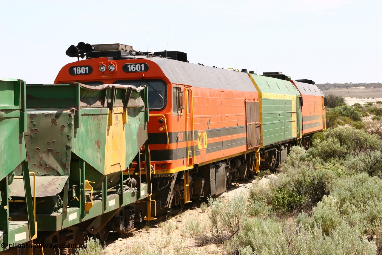 060113 2494
Kevin, the triple NJ-1600 class combination of 1604, NJ 3 and 1601 pull the empty gypsum train 6DD3 along the Penong line prior to reversing around the triangle. 13th January 2006.
Keywords: 1600-class;1601;Clyde-Engineering-Granville-NSW;EMD;JL22C;71-728;NJ-class;NJ1;