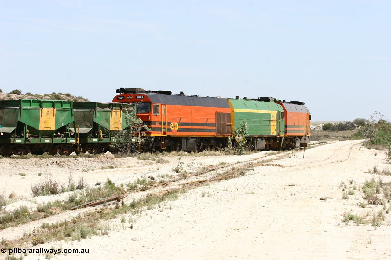060113 2506
Kevin, empty train 6DD3 shunts back onto the triangle leg with the end of the goods siding visible on the right. 13th January 2006.
Keywords: 1600-class;1601;Clyde-Engineering-Granville-NSW;EMD;JL22C;71-728;NJ-class;NJ1;