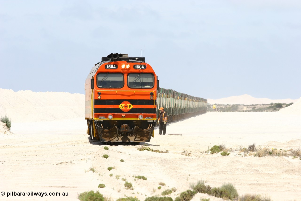 060113 2513
Kevin, empty train 6DD3 shunts back onto the triangle leg behind triple NJ/1600 class units, as the 2nd driver is on the ground monitoring the train as it passes over the points. 13th January 2006.
Keywords: 1600-class;1604;Clyde-Engineering-Granville-NSW;EMD;JL22C;71-731;NJ-class;NJ4;