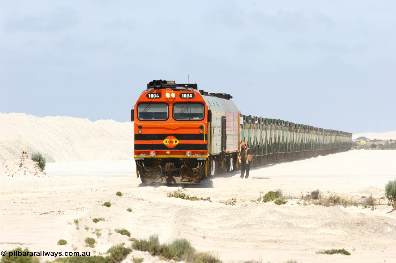 060113 2515
Kevin, empty train 6DD3 shunts back onto the triangle leg behind triple NJ/1600 class units, as the 2nd driver is on the ground monitoring the train as it passes over the points. 13th January 2006.
Keywords: 1600-class;1604;Clyde-Engineering-Granville-NSW;EMD;JL22C;71-731;NJ-class;NJ4;