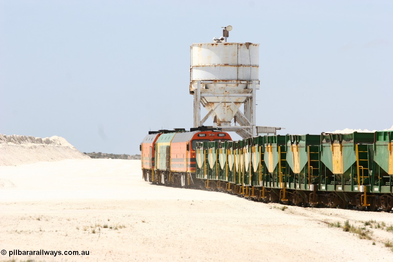 060113 2533
Kevin, empty train 6DD3 is heading onto the south leg with some of the gypsum plant behind the train and a set of original loading bins gypsum loading siding to continue the reversing process. 13th January 2006.
