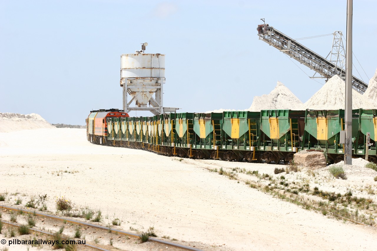 060113 2534
Kevin, empty train 6DD3 is heading onto the south leg with some of the gypsum plant behind the train and a set of original loading bins gypsum loading siding to continue the reversing process. 13th January 2006.
