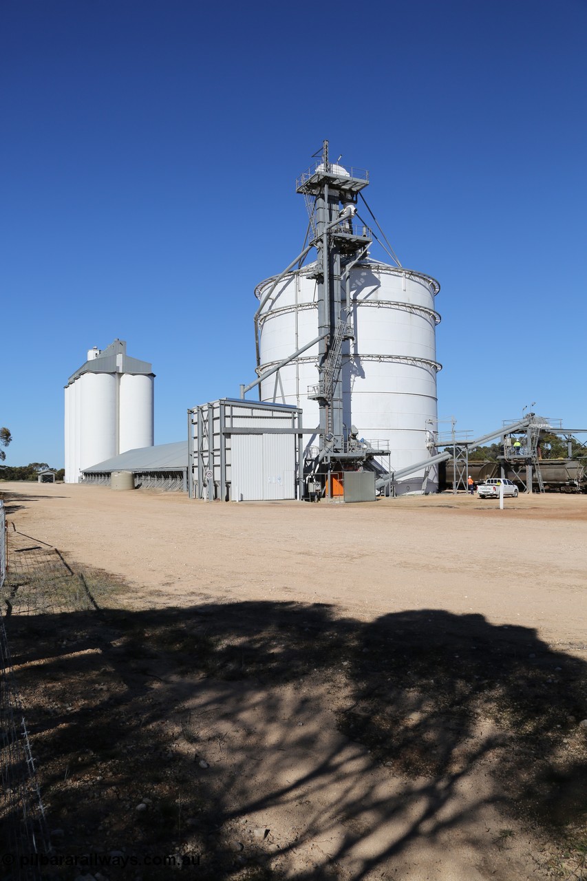 130703 0129
Murdinga, overview of the grain facilities with the single cell large Ascom silo and original concrete type bookending the horizontal grain bunker. [url=https://goo.gl/maps/BTQ71wZaWmwubiZW9] Geo location[/url].
