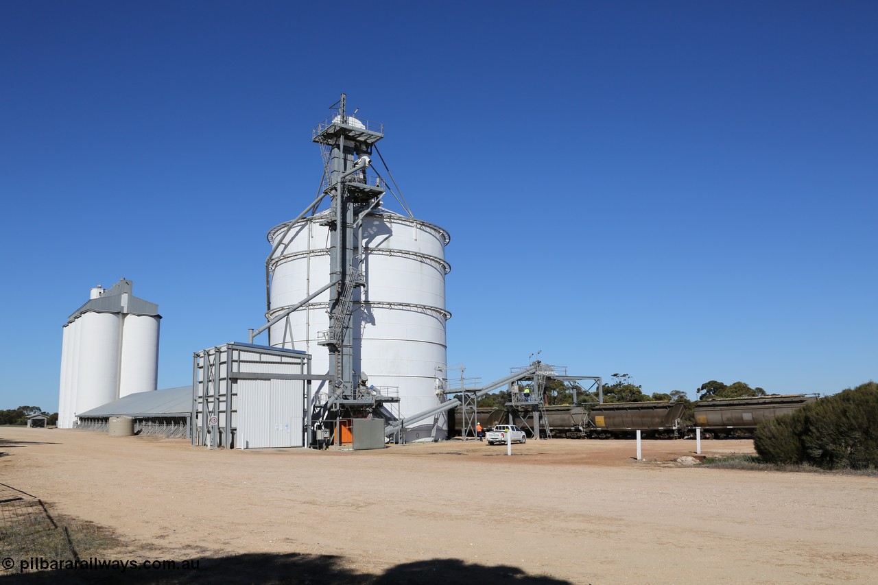 130703 0130
Murdinga, overview of the grain facilities with the single cell large Ascom silo and original concrete type bookending the horizontal grain bunker. [url=https://goo.gl/maps/BTQ71wZaWmwubiZW9] Geo location[/url].
