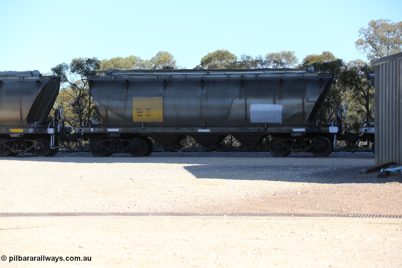 130703 0143
Murdinga, bogie grain hopper waggon HAN 40, one of sixty eight units built by South Australian Railways Islington Workshops between 1969 and 1973 as the HAN type for the Eyre Peninsula system.
Keywords: HAN-type;HAN40;1969-73/68-40;SAR-Islington-WS;