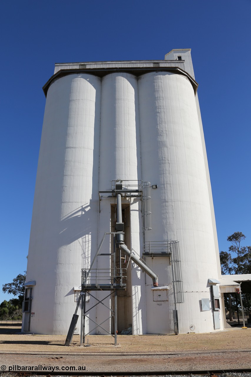 130703 0195
Tooligie, overview of the four cell concrete grain silo complex with the loading spout. [url=https://goo.gl/maps/6A5RxaKuZzx26s9j6]Geo location[/url]. 3rd July 2013.
