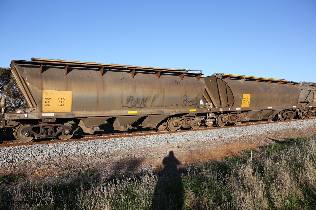 130703 0272
Kaldow, HAN type bogie grain hopper waggon HAN 35, one of sixty eight units built by South Australian Railways Islington Workshops between 1969 and 1973 as the HAN type for the Eyre Peninsula system.
Keywords: HAN-type;HAN35;1969-73/68-35;SAR-Islington-WS;