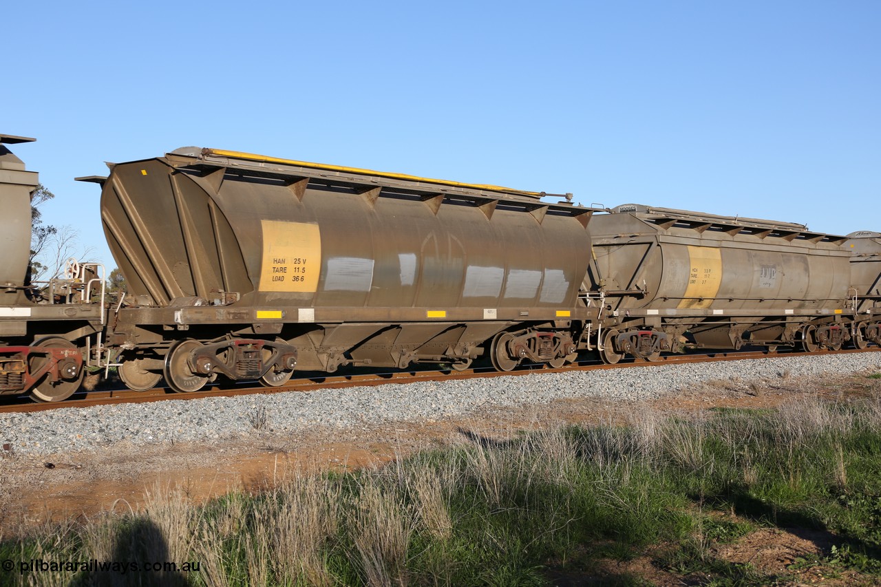 130703 0282
Kaldow, HAN type bogie grain hopper waggon HAN 25, one of sixty eight units built by South Australian Railways Islington Workshops between 1969 and 1973 as the HAN type for the Eyre Peninsula system.
Keywords: HAN-type;HAN25;1969-73/68-25;SAR-Islington-WS;