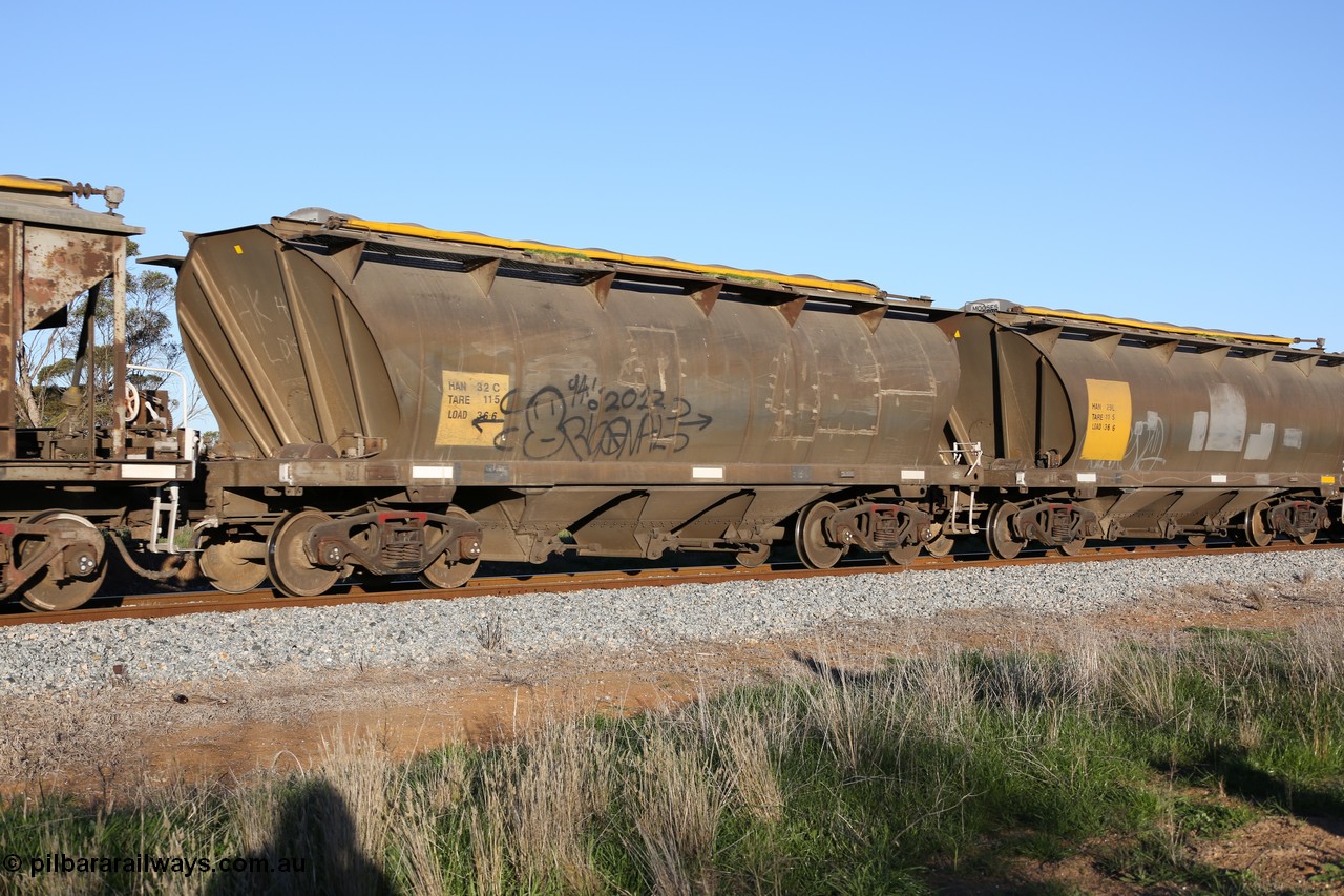 130703 0285
Kaldow, HAN type bogie grain hopper waggon HAN 32, one of sixty eight units built by South Australian Railways Islington Workshops between 1969 and 1973 as the HAN type for the Eyre Peninsula system.
Keywords: HAN-type;HAN32;1969-73/68-32;SAR-Islington-WS;
