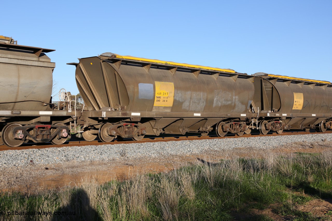 130703 0288
Kaldow, HAN type bogie grain hopper waggon HAN 39, one of sixty eight units built by South Australian Railways Islington Workshops between 1969 and 1973 as the HAN type for the Eyre Peninsula system.
Keywords: HAN-type;HAN39;1969-73/68-39;SAR-Islington-WS;