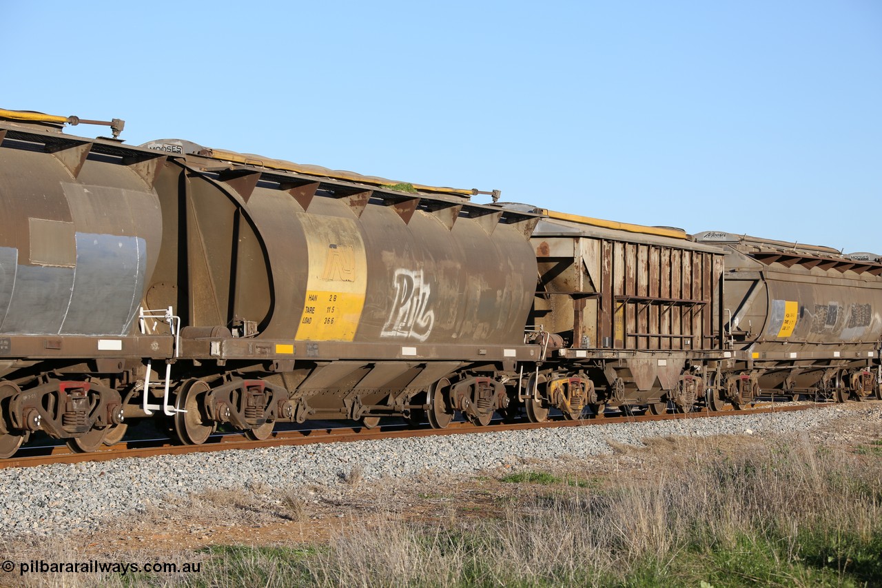130703 0299
Kaldow, HAN type bogie grain hopper waggon HAN 2, one of sixty eight units built by South Australian Railways Islington Workshops between 1969 and 1973 as the HAN type for the Eyre Peninsula system.
Keywords: HAN-type;HAN2;1969-73/68-2;SAR-Islington-WS;