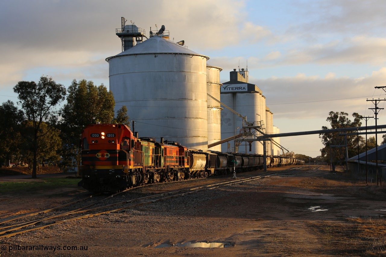 130705 0511
Lock, grain train loading in progress with the Viterra fast flow auger in the distance, the train with 1203, 846 and 859 is about to split and shunt half the consist onto the mainline. 5th of July 2013.
Keywords: 1200-class;1203;Clyde-Engineering-Granville-NSW;EMD;G12C;65-427;A-class;A1513;