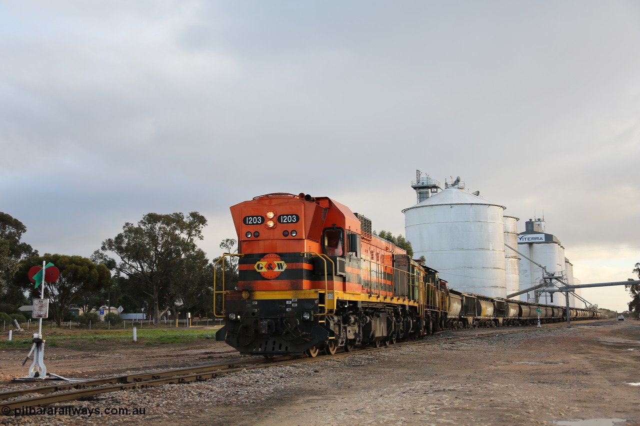 130705 0544
Lock, grain train loading in progress with the Viterra fast flow auger in the distance, the train with 1203, 846 and 859 is about to split and shunt half the consist onto the mainline. 5th of July 2013.
Keywords: 1200-class;1203;Clyde-Engineering-Granville-NSW;EMD;G12C;65-427;A-class;A1513;