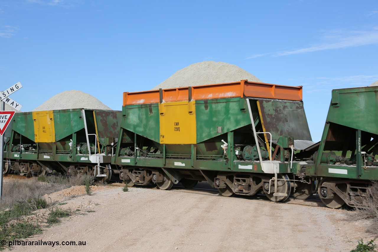 130708 0827
Moule, originally an Kinki Sharyo built NH type for the NAR now coded ENH type ENH 29, with hungry boards painted in corporate orange of Genesee Wyoming, loaded with gypsum, [url=https://goo.gl/maps/SWBMW]Mewett Rd grade crossing, 470.1 km[/url].
Keywords: ENH-type;ENH29;Kinki-Sharyo-Japan;NH-type;NH929;