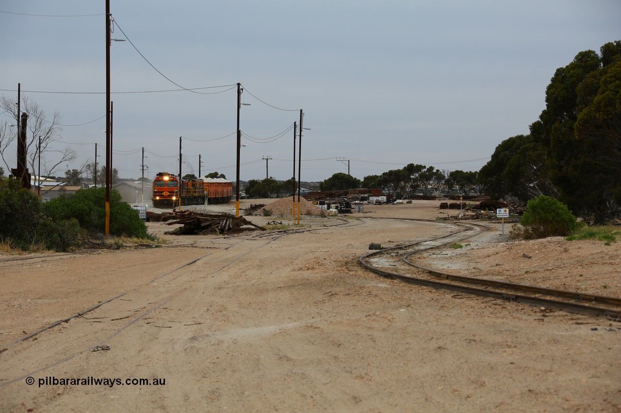 161109 1961
Thevenard, train 4DD4 enters the yard behind Genesee & Wyoming locomotive Clyde Engineering EMD model JL22C unit 1601 serial 71-728 as it is about to snake its way across to the GRA siding balloon loop for unloading.
