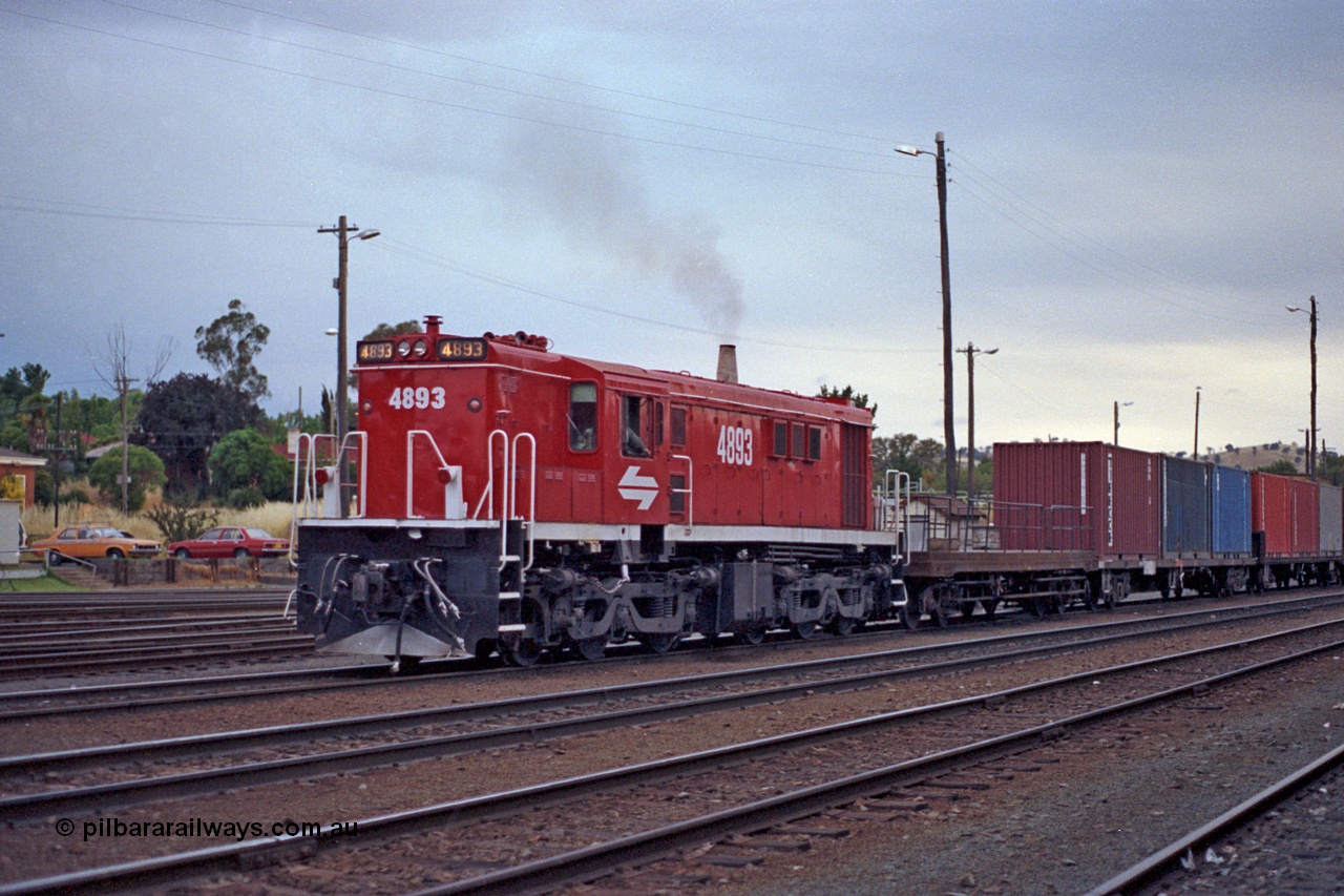 100-08
Albury yard, NSWSRA standard gauge 48 class 4893 AE Goodwin ALCo model DL531 serial G3420-8, red terror livery, shunters float, shunts yard.
Keywords: 48-class;4893;AE-Goodwin;ALCo;DL531;G3420-8;