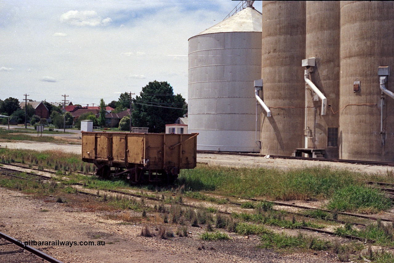 100-21
Rutherglen yard, yellow GY type four wheel open waggon, Williamstown silo complex with steel annex, loading spouts.
Keywords: GY-type;fixed-wheel-waggon;