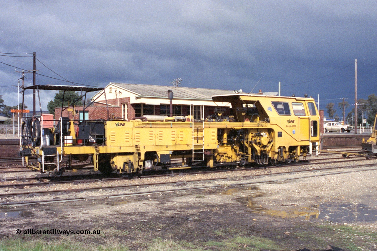 103-06
Springhurst V/Line broad gauge Plasser 07-16B Production Tamper or track tamper with V/Line asset number 6-52-013.
Keywords: Plasser;07-16B;track-machine;