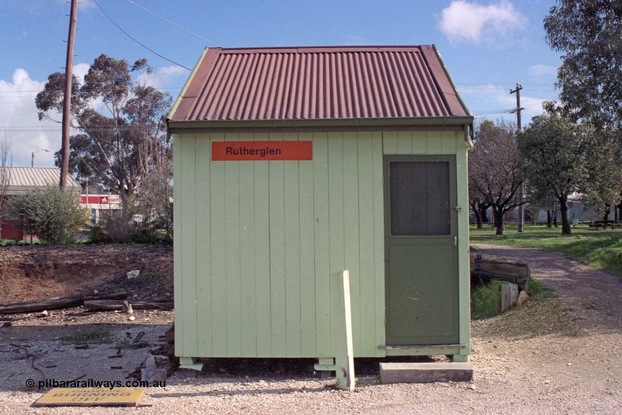 103-12
Rutherglen, portable station building, staff hut, front view.
