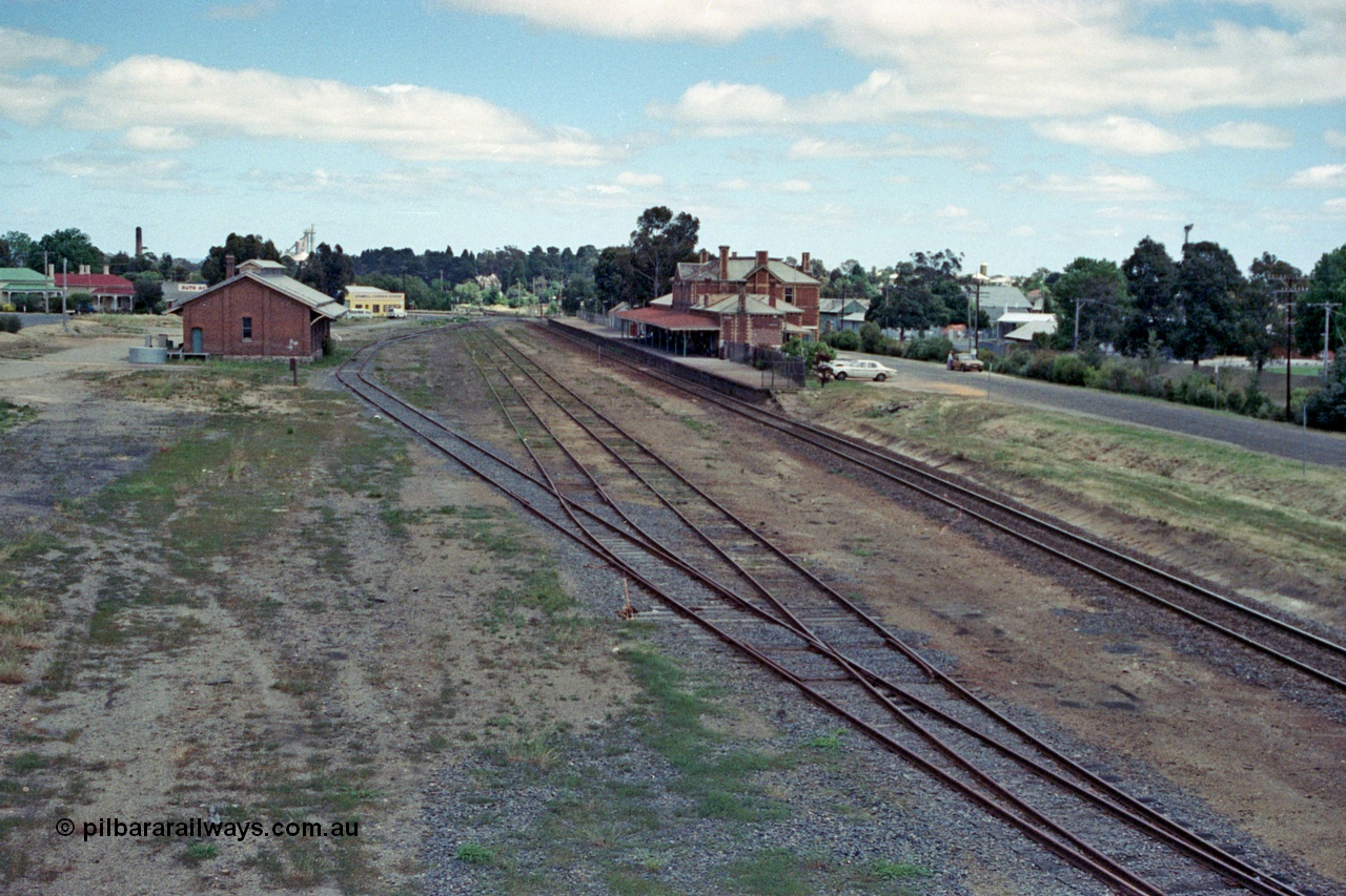 104-01
Stawell station yard overview looking west, goods shed, station building and platform.
