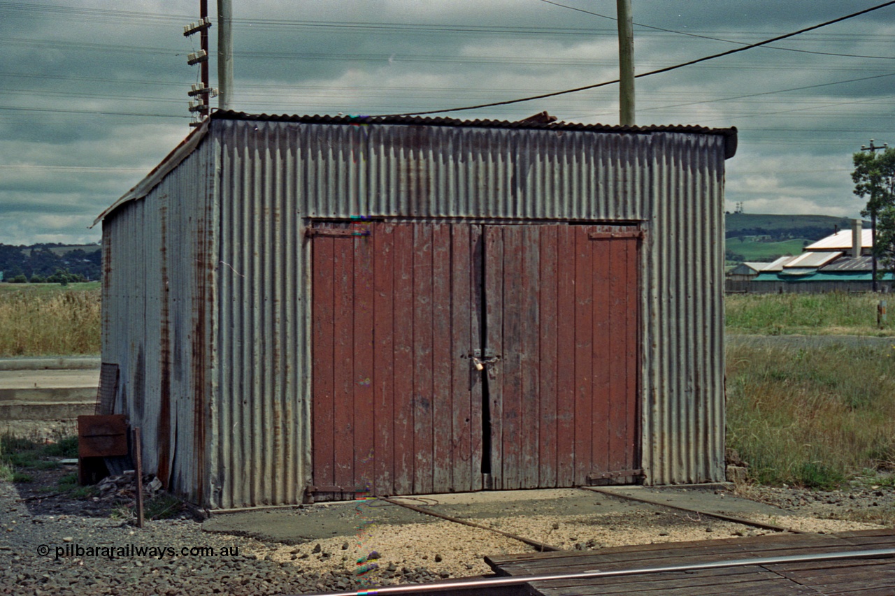 104-16
Wallan, gangers trolley shed, front view from up line.
